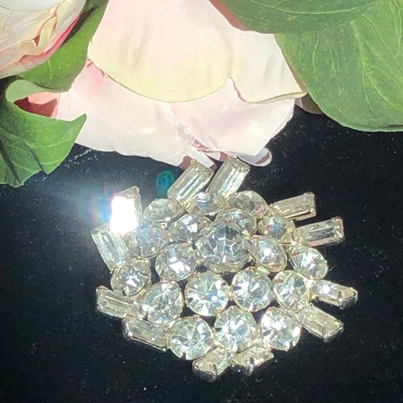 Large (2.25”)Vintage Weiss Rhinestone Brooch Pin - Picture 5 of 8